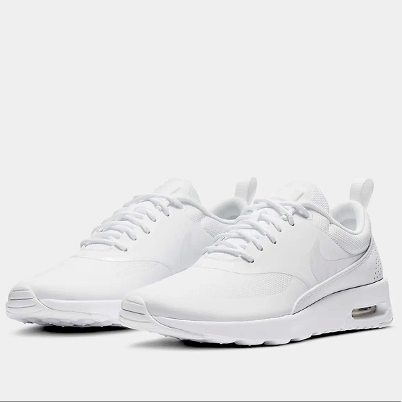 Women’s size 6 white Nike AirMax sneakers - Picture 1 of 7